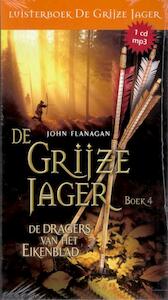 Luisterboek De Grijze Jager 4 De dragers van het Eikenblad - John Flanagan (ISBN 9789025751913)